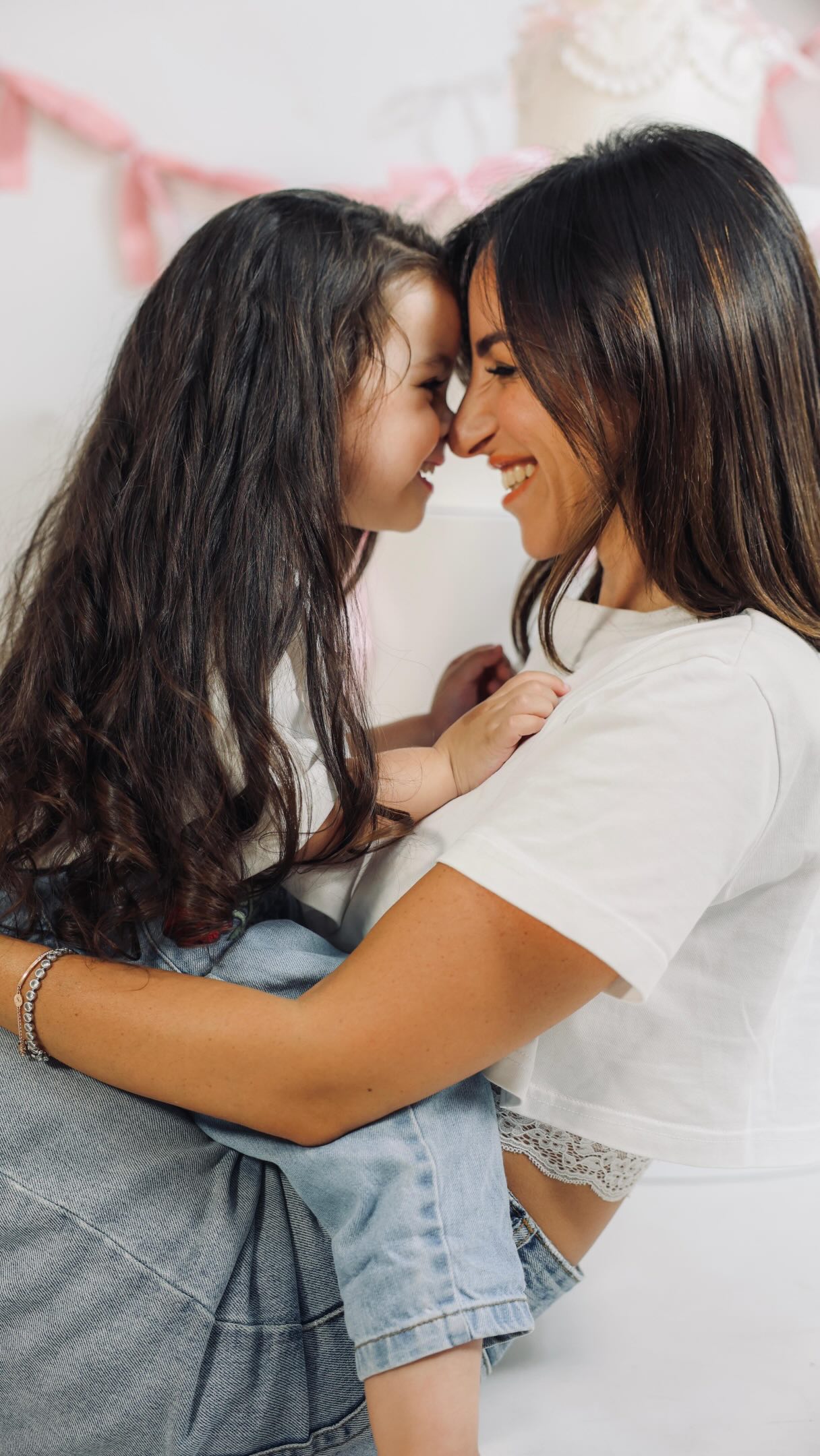 האמת? כמעט ויתרתי על הצילומים האלה.
אמרתי לעצמי שיש לנו תמונות בבית, בטלפון, בכל מקום…
אבל היום אני מבינה שלא באנו להצטלם.

באנו לעצור רגע את הזמן. 🤍

לכמה שעות הייתי רק אמא של משי.
בלי עבודה, בלי טלפונים, בלי משימות.

רק אני והיא.

וצחקנו,
והתחבקנו,
ויצרנו זיכרונות שאני יודעת שילוו אותי הרבה אחרי שהתמונות האלה יישמרו באלבום.

משי שלי,
אחרי שני בנים מדהימים הגיע גם את,
והגשמת לי חלום שלא ידעתי כמה הלב שלי מחכה לו.

אני מאחלת לך רק דבר אחד 
שתהיי בריאה, שמחה ומאושרת.
כי אם יהיה לך את זה,
יהיה לך הכל.

ותמיד תזכרי,
לא משנה בת כמה תהיי,
את תמיד תהיי הילדה הקטנה שהפכה לי את הלב למקום גדול יותר.

אמא❤️